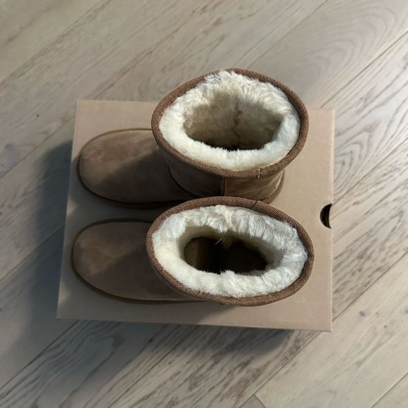 UGG Classic II Boots For Kids Size US 4 (BLACK & CHESTNUT). Worn twice, Like New - Picture 3 of 14